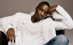 Une femme réclame de l’argent à Akon « Right Now Na Na Na » (titre de son dernier single)