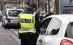 Il arrive au bac... escorté par les gendarmes
