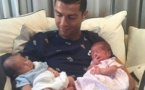 Trop mignon ! Cristiano Ronaldo nous présente ses jumeaux