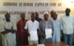 Zguinchor : L’ANRAC appuie 100 familles démunies et déplacées des régions de Sédhiou et de Ziguinchor en tôles, une illustration dans sa logique de  ‘’Bâtir l’avenir’’