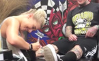 Cette belle blonde tatoue son amoureux pour la première fois. Quand il tire son pantalon, elle fond en larmes en découvrant ça !