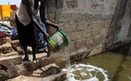 Dans la banlieue de Dakar inondée, on mange et on prie "dans l'eau"