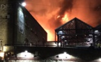Vidéo: Le Camden Lock Market à Londres, ravagé par un incendie en pleine nuit