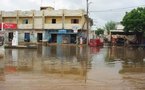 Banlieue inondée, courant coupé: "ça suffit" crient et chantent des Dakarois