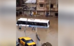 Vidéo-Insolite: Un bus Tata avec des passagers, coincé dans les eaux de pluie.