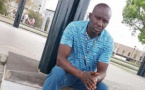 Assane Diouf portait des jeans noirs et un t-shirt bleu, à son arrivée à l’aéroport de Dakar