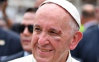 Le pape se blesse légèrement au visage après un freinage brutal de sa papamobile