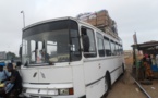 Drame à Sébikotane : l’apprenti qui dormait, tombe du marchepied du bus et décède