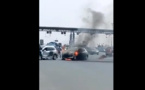 Vidéo: Une voiture prend feu sur l’autoroute à péage- Regardez!!