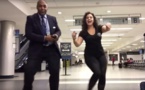 Coincée à l'aéroport, elle décide de danser avec toutes les personnes qu'elle croise !