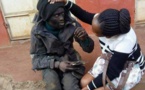 Histoire touchante: Elle a rencontré son ami d'enfance devenu fou (Photos)