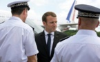 Arrivé en Guyane, Macron avertit qu'il n'est pas venu en "Père Noël"
