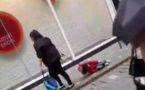 Une mère qui traîne son fils avec une laisse, choque tous les passants dans la rue