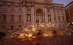 Stupeur à Rome : la fontaine de Trevi devient rouge