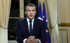 Emmanuel Macron change de tailleur