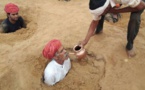 Inde: les fermiers s’enterrent jusqu’au cou pour sauver leurs terres