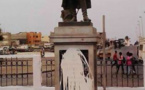 Arrêt sur image – Saint-Louis : La statue de Faidherbe barbouillée…