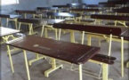 Arrêt sur images: Le maire de Guédiawaye, Aliou Sall peint les tables-bancs des écoles aux couleurs de l'Apr