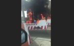 Vidéo: Un taxi prend feu sur l'autoroute à péage, ce matin...
