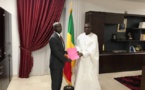 Me Sidiki Kaba remettant le Communiqué de condamnation des propos du Président Donald Trump à l’Ambassadeur des États Unis au Sénégal 
