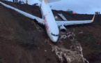 Images spectaculaires: Un Boeing rate son atterrissage et a failli tomber dans la mer
