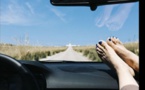 Voici pourquoi il ne faut jamais mettre les pieds sur le tableau de bord d’une voiture