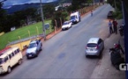 Un gars en scooter va se prendre une voiture à pleine vitesse et s'en sortir miraculeusement