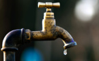 Les robinets crachent une eau noire et nauséabonde