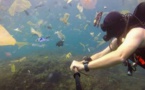 Un plongeur s'est filmé dans une mer de plastique à Bali