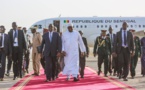 Macky Sall accueilli à l'aéroport de Banjul par Adama Barrow