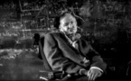 Stephen Hawking, le  successeur d'Isaac Newton et d'Albert Einstein (Documentaire Biographie)