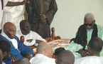 (Vidéo) Wade prend Serigne Mountakha et Pape Diop comme témoins, le khalife impose son style, de nouveaux visages dans le protocole…