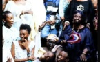 Youssou Ndour dans les années 80 entouré de sa famille ...Papa, maman, tantes, grand mère, frères et soeurs 
