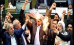 Accord nucléaire: Les députés iraniens mettent le feu au drapeau américain (Vidéo)