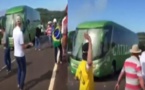 (Vidéo) Incroyable – Les Brésiliens accueillent Neymar et Cie avec de grosses pierres !