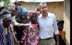 VIDÉO: En visite au Kenya, Barack Obama danse avec sa grand-mère