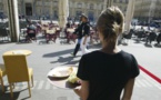 VIDEO. Une serveuse remet en place bien comme il faut un client qui lui touche les ...