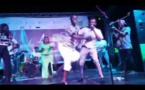 (Video) Concert à Nouakchott : Un danseur endiablé enflamme la scène de Coumba Gawlo Seck
