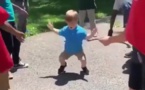 Ce gosse est absolument génial quand il danse !