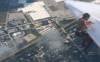 VIDEO - Intox : le "migrant africain" qui atterrit aux Etats-Unis accroché à l'aile d'un avion, est en fait américain