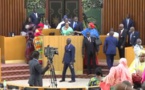 Bataille rangée à l’Assemblée nationale: les députés transforment l’hémicycle en arène de lutte