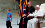 Le Pape François interrompu pendant son audience par un petit garçon