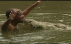 Arrêt sur image: L'homme qui embrassait les crocodiles !