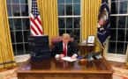 Les fabuleuses photos de Trump en train de «travailler» à son bureau