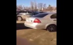 VIDEO - Une ado tente de se garer et rentre dans 17 voitures sur un parking en Russie