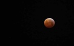 VIDEO - Éclipse totale de lune : découvrez les plus belles photos et vidéo de la lune rouge