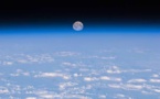 Surprise : l'atmosphère terrestre s'étend bien au-delà de la Lune