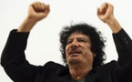 Encerclé par les insurgés, Kadhafi appelle le pays aux armes