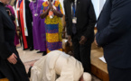 Soudan du Sud : le Pape embrasse les pieds des rivaux pour encourager à la paix