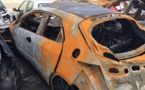 Une voiture prend feu devant le palais